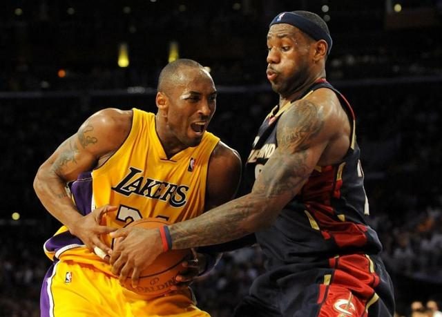 边后卫出球 边后卫出球